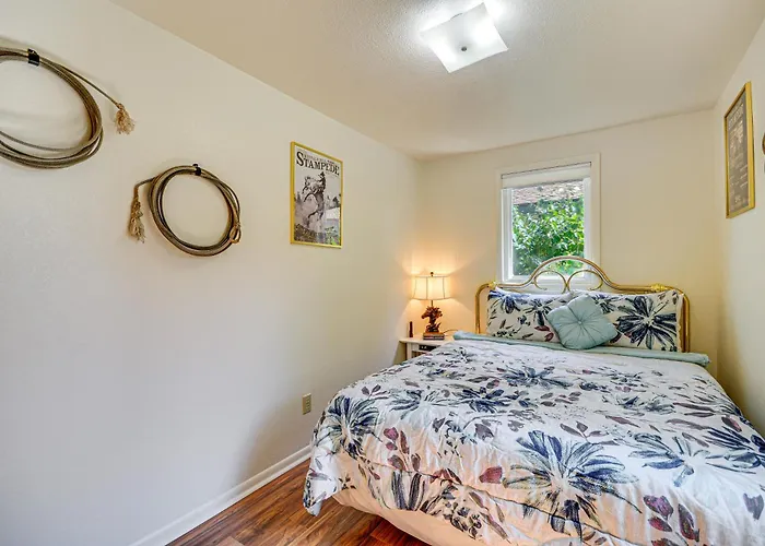 Downtown Getaway - Near Buffalo Bill Center! *