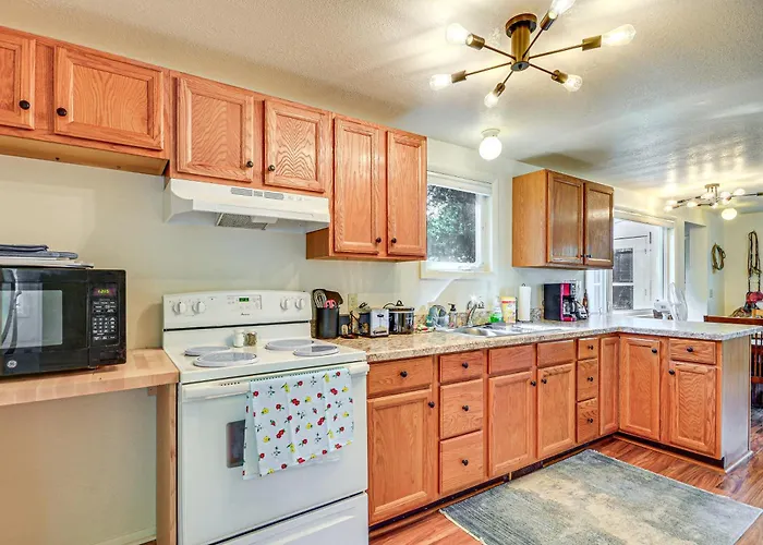 Holiday home Downtown Getaway - Near Buffalo Bill Center! *